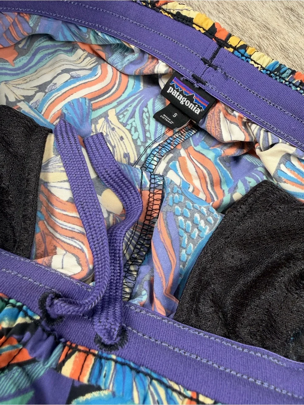 Patagonia Women’s Baggies Shorts 5” Abstract Tropical Print Size Small - Picture 8 of 11